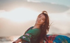 女的一边迈开腿一边喊疼